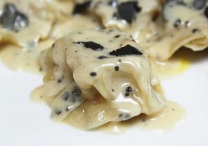 Ravioli de céleri à l'huile de truffes