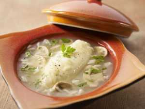 Consommé de champignons et quenelles de volaille