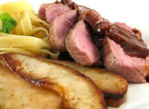 Recette magret de canard et poires caramélisées sauce chocolat et piment