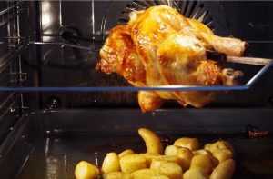 Recette poulet roti à la broche et ses pommes de terre