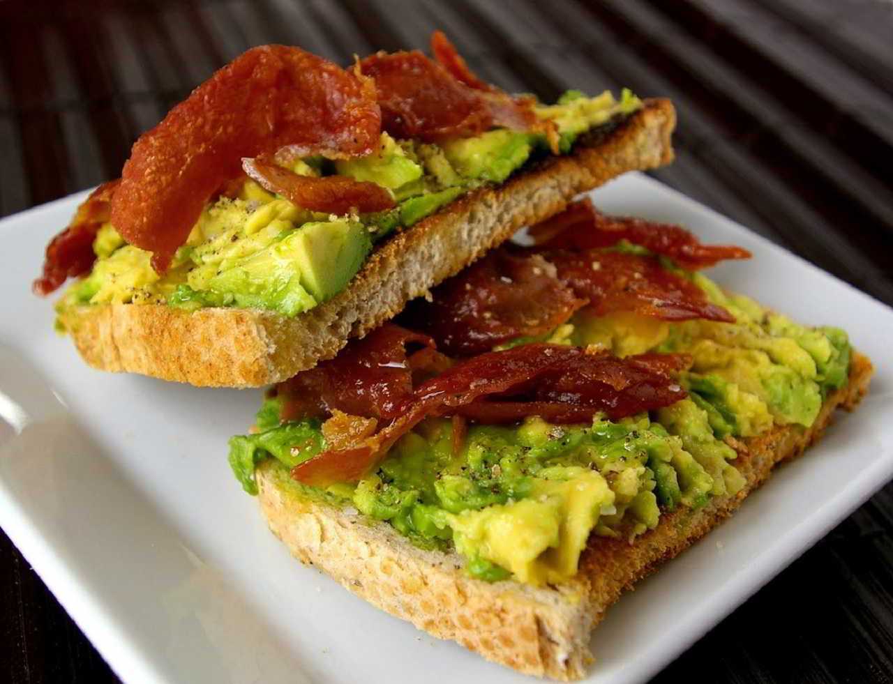 Recette Toast à l'avocat et au lard fumé Recettes et Terroirs