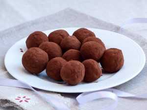 Recette Truffes au chocolat, amandes et biscuits roses de Reims