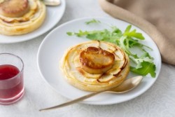 Tranche de foie gras et sa tarte fine aux pommes