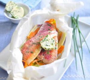 Papillotes de rougets de roche, sauce pimentée aux herbes