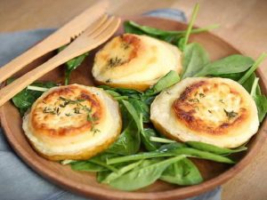 Recette Feuilleté de ST Marcellin chaud sur lit de mâche