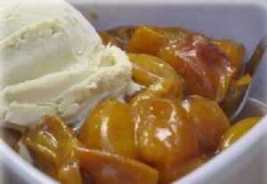 Glace à la vanille et mirabelles chaudes