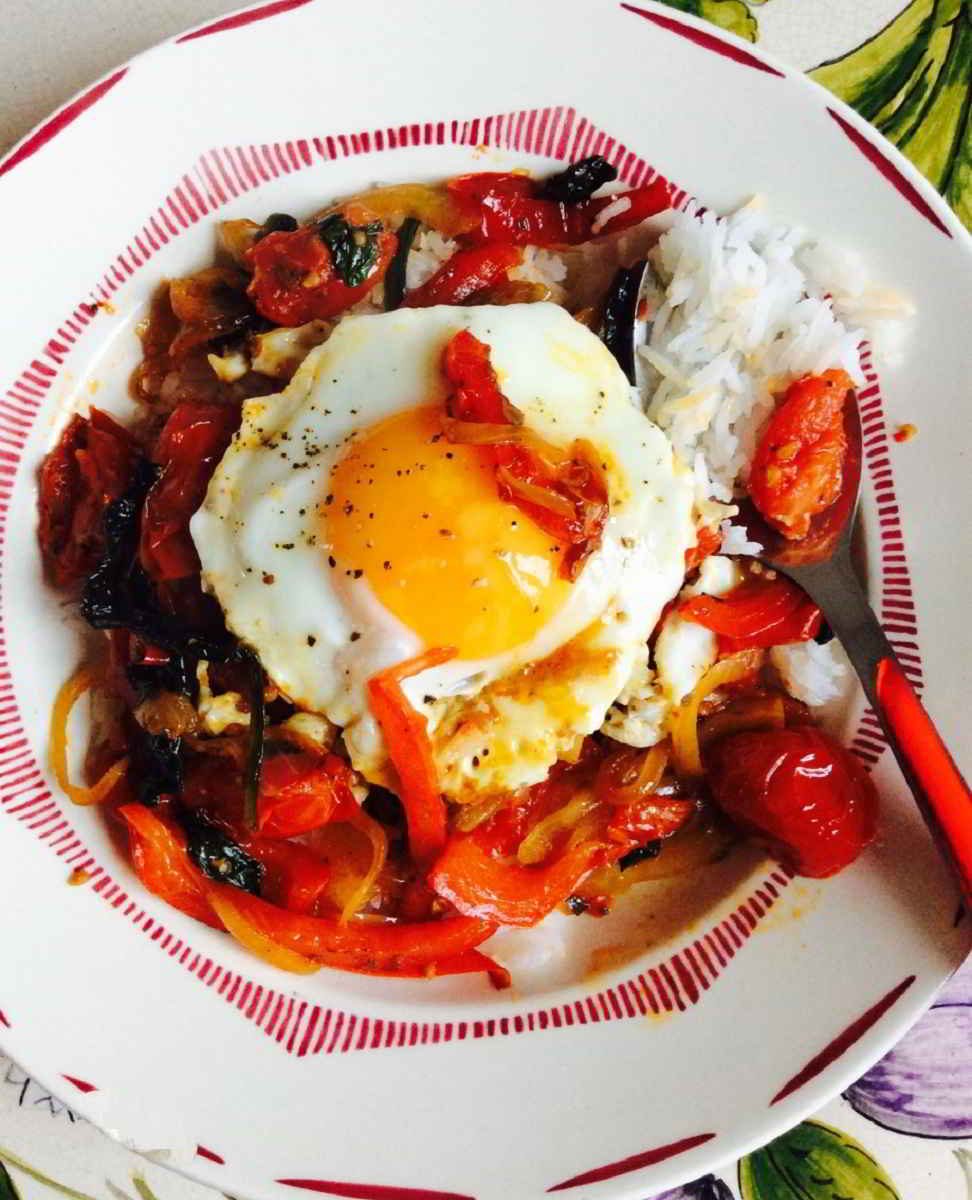 Recette oeufs au bacon, tomates et poivrons