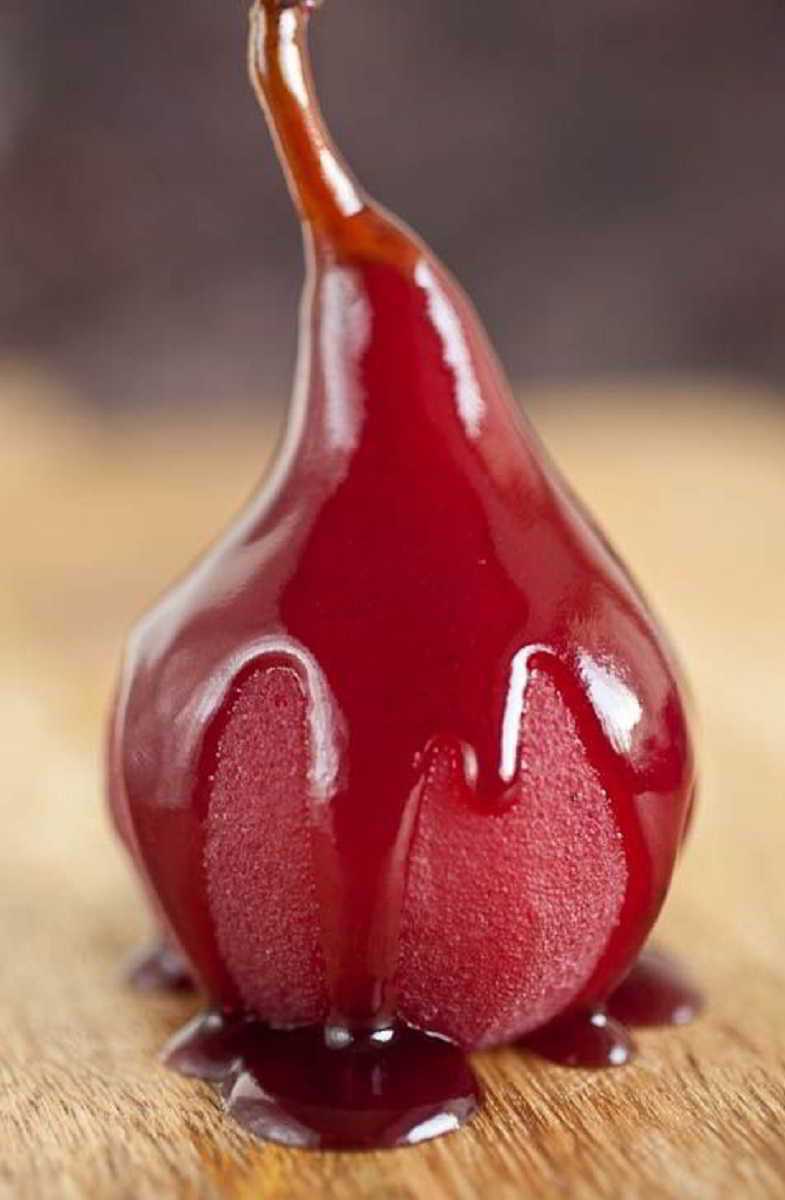 Poires pochées à la gelée de cassis
