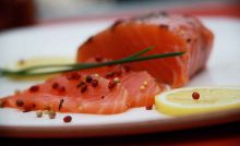 Recette Carpaccio de saumon aux baies roses et échalotes