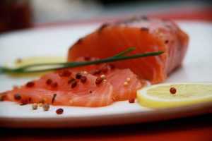 Recette Carpaccio de saumon aux baies roses et échalotes