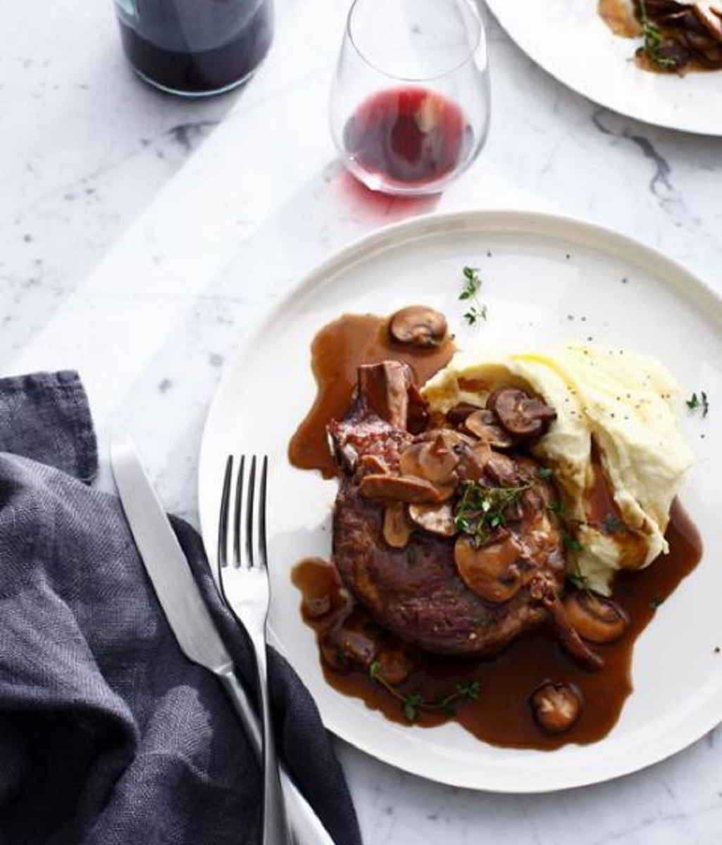 Recette Côtes de veau à la crème de champignons de Paris aromatisées au cognac
