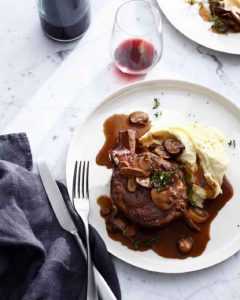 Recette Côtes de veau à la crème de champignons de Paris aromatisées au cognac