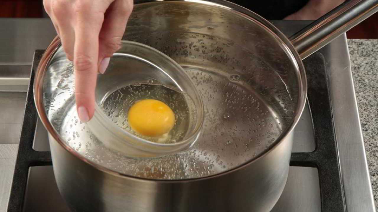Яйца в кипяченой воде. Варка яиц пашот. Яйцо пашот приготовление. Яйцо пашот варится. Яйцо пашот воронка.