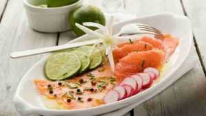 Carpaccio de saumon au citron vert et baies roses