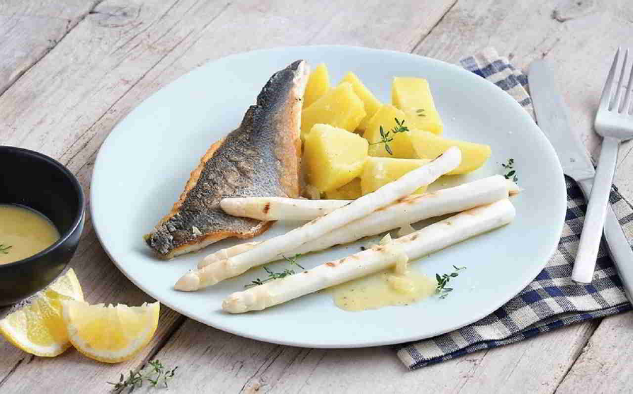 Recette Bar à la sauce au citron et asperges blanches