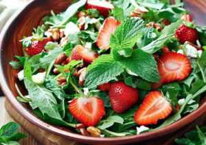Salade de fraises et de roquette avec vinaigrette à la menthe