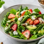 Salade printanière de mai aux asperges, fraises et chèvre frais